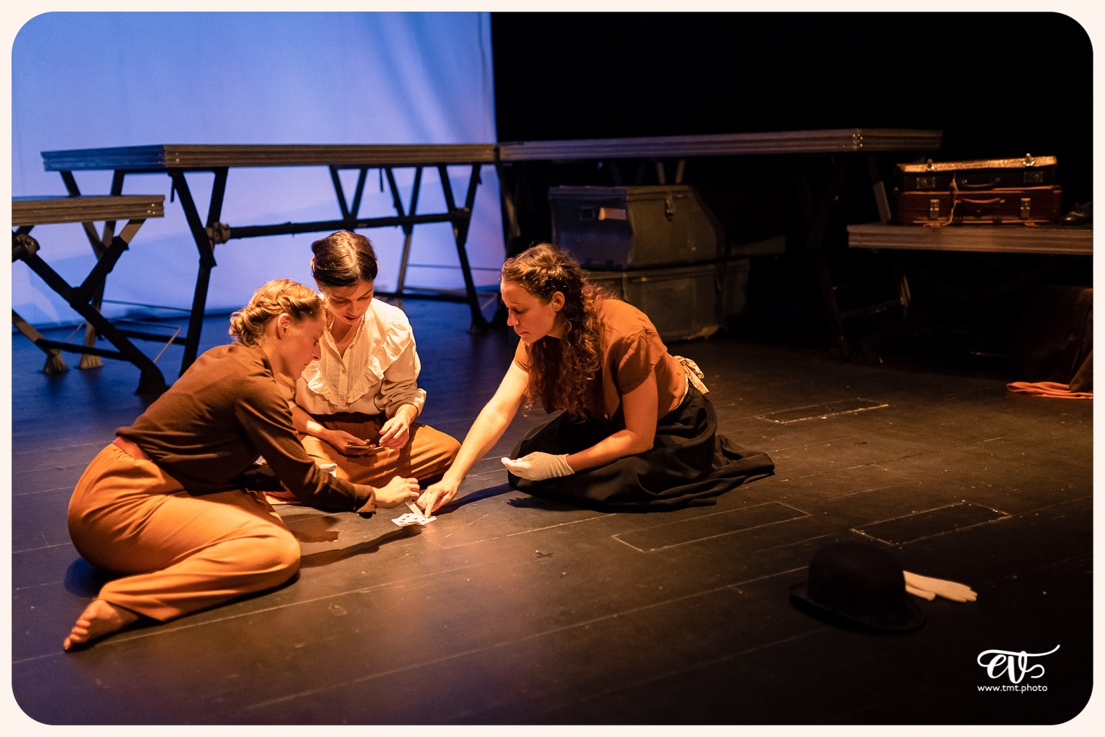 LA MESNIE H. - UN JOUR D'ÉTÉ